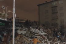 Động đất 7,9 độ richter rung chuyển Thổ Nhĩ Kỳ, nhiều nhà cửa bị sập