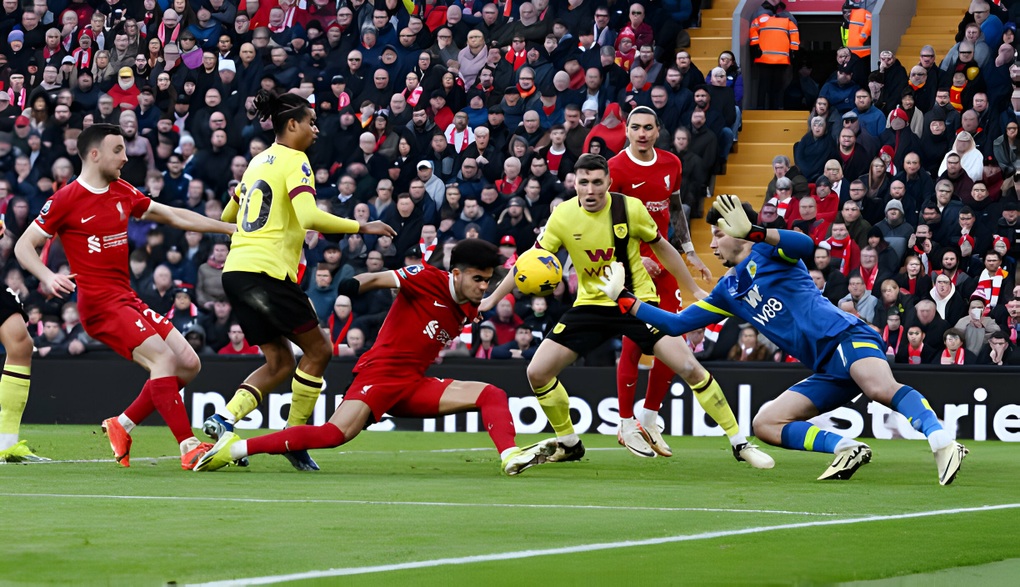 Liverpool hạ Burnley, duy trì khoảng cách với Man City - 2