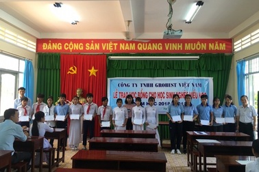 Công ty Grobest VN trao 130 suất học bổng đến học sinh nghèo tỉnh Tiền Giang