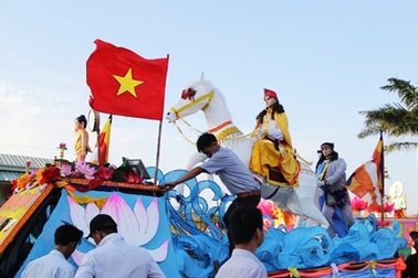 Diễu hành xe hoa mừng Đại lễ Phật đản