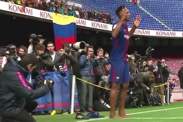 Màn ra mắt "khó hiểu" của tân binh Barcelona