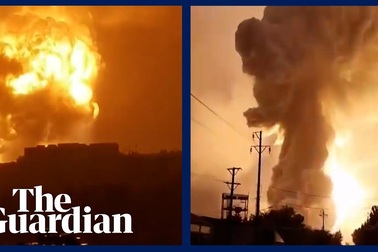 Khoảnh khắc nhà máy Trung Quốc nổ như cầu lửa do mưa lũ