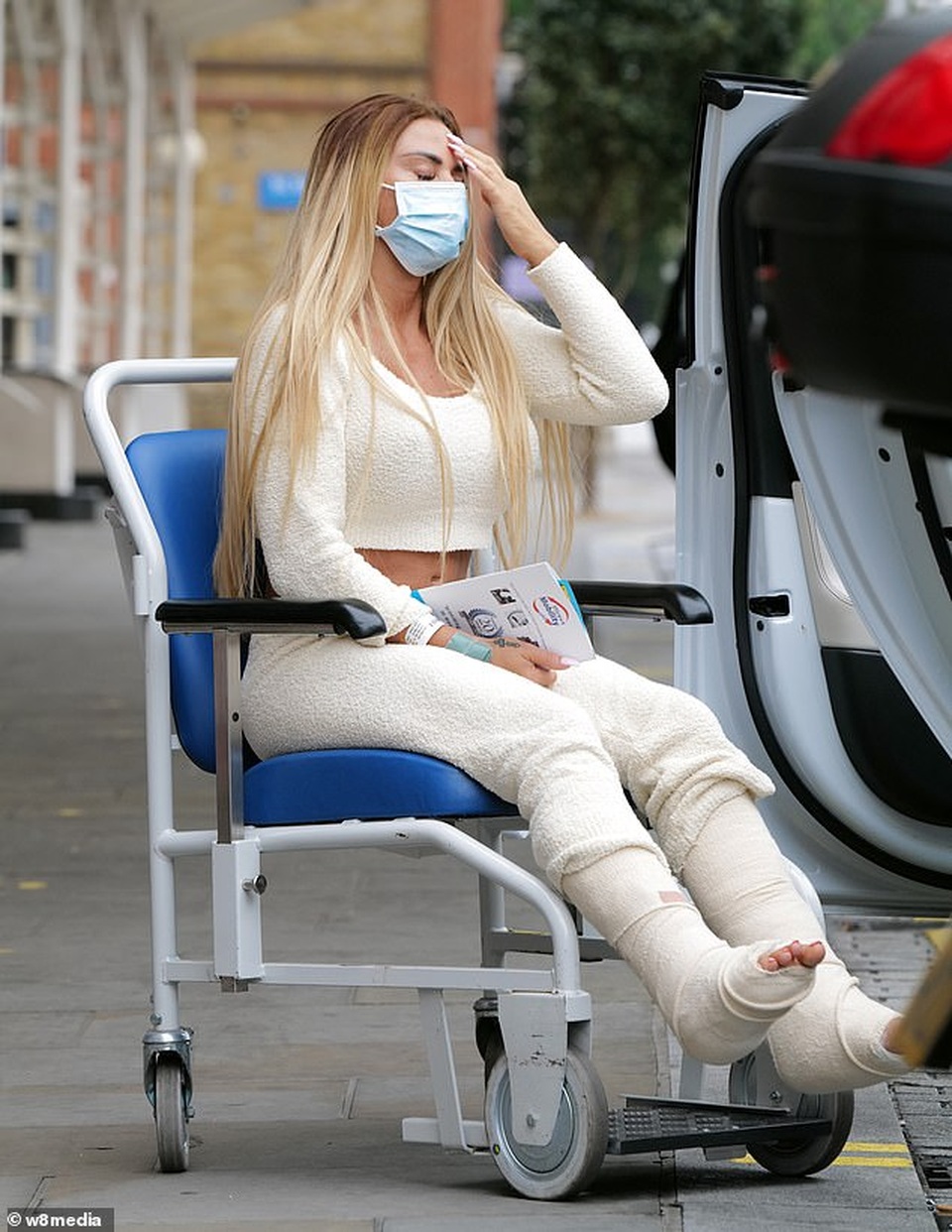 Bạn trai bế Katie Price rời bệnh viện sau ca phẫu thuật chân - 2 Bạn trai bế Katie Price rời bệnh viện sau ca phẫu thuật chân - 2