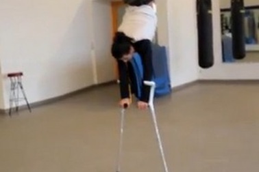 Thán phục với màn vũ đạo trên đôi nạng