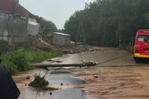 Mưa lớn gây đổ 3 trụ điện ở Bình Dương, nhiều nơi bị cô lập