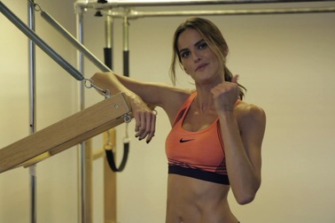 Izabel Goulart khoe hình thể săn chắc