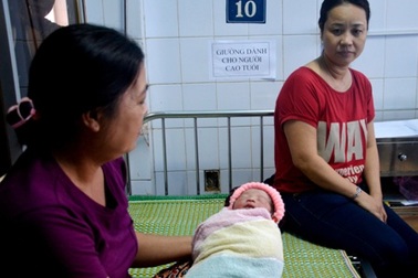 Bé trai đỏ hỏn còn nguyên dây rốn bị bỏ rơi ngoài đường