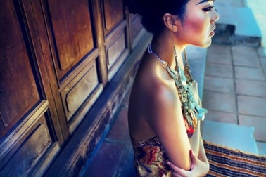 Siêu mẫu Lan Khuê đẹp lạ bên tường rêu cổ kính