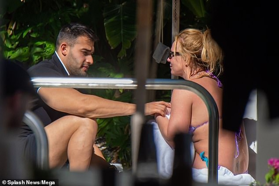 Britney thư thái đi bơi cùng bồ trẻ - 1