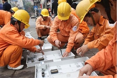 Băn khoăn cách tính giá điện mới từ 26/10; Lo Việt Nam là… “thiên đường thuế”