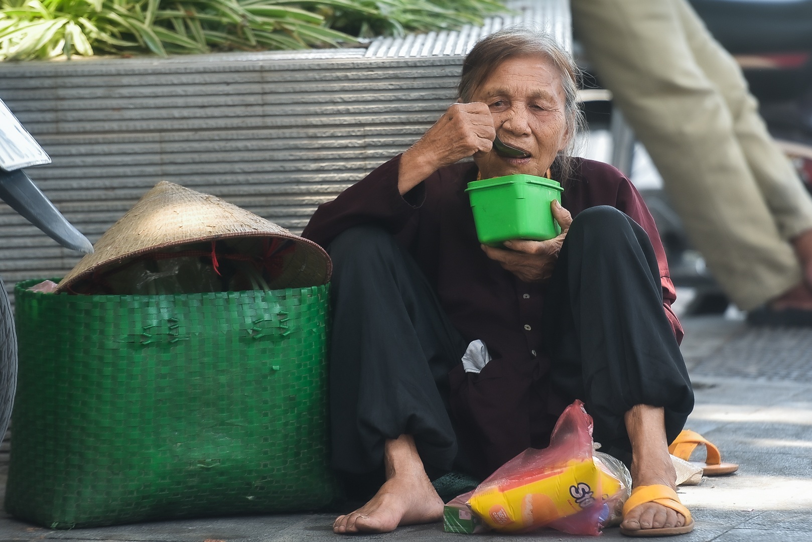 Người dân gồng mình mưu sinh dưới cái nắng cháy da của thủ đô - 18 Người dân gồng mình mưu sinh dưới cái nắng cháy da của thủ đô - 18