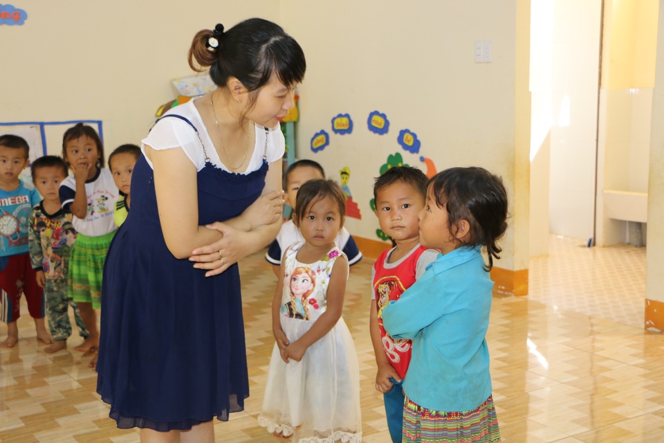 Niềm vui vỡ òa của hàng chục giáo viên tình nguyện đứng lớp không lương - 1 Niềm vui vỡ òa của hàng chục giáo viên tình nguyện đứng lớp không lương - 1