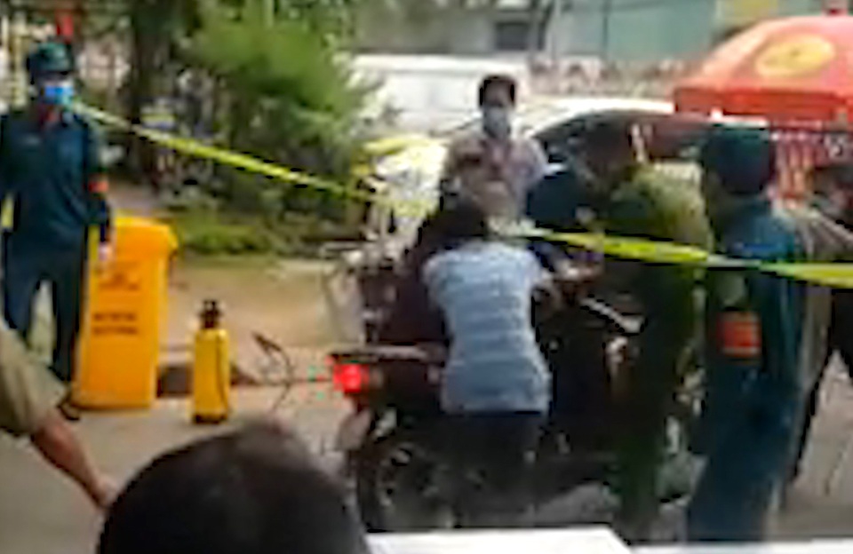 Bình Dương: Người phụ nữ la lối, lao xe phá rào đòi rời khu phong tỏa - 2 Bình Dương: Người phụ nữ la lối, lao xe phá rào đòi rời khu phong tỏa - 2