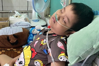 Bé gái 6 tuổi mắc bệnh "hiểm" 2 lần đối mặt tử thần đã đầu hàng số phận