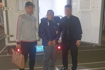 Trộm súng AK, bắn vào ô tô để cướp xe... rồi bỏ trốn