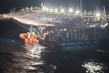 Một thuyền trưởng phát tín hiệu cầu cứu khẩn cấp trên biển