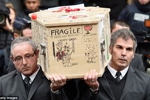 Tranh biếm họa phủ kín quan tài nạn nhân vụ khủng bố Charlie Hebdo