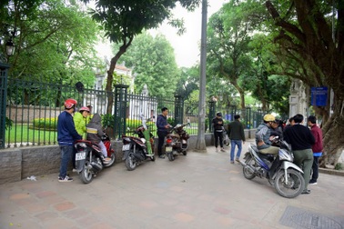 Du khách bức xúc vì không có chỗ gửi xe ở Văn Miếu - Quốc Tử Giám