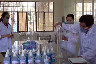 Thầy trò khoa Hóa pha chế dung dịch rửa tay khô tặng miễn phí cho người dân