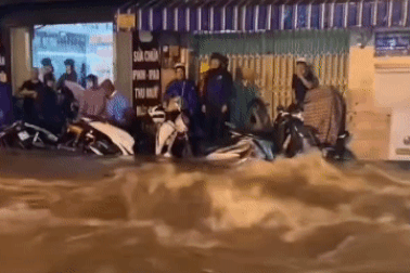 Nước cuồn cuộn như lũ quét trong cơn mưa lớn ở TPHCM
