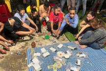 Cảnh sát bắt quả tang 14 người đánh bạc trong đám tang