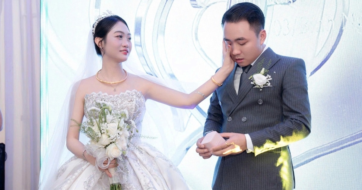 Chú rể Ninh Bình bật khóc nhận món quà bí mật cha quá cố gửi 26 năm trước
