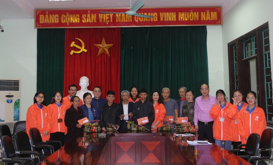 Tấm bánh nghĩa tình đặc biệt của sinh viên dành tới các hoàn cảnh khó khăn - 16 Tấm bánh nghĩa tình đặc biệt của sinh viên dành tới các hoàn cảnh khó khăn - 16