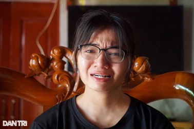 Bố mẹ mất, nghe tin em đỗ đại học, chị gái nghẹn ngào không dám chúc mừng!
