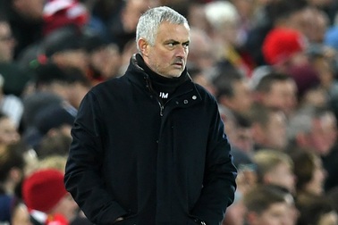 MU bị tố đối xử "cạn tàu ráo máng" với HLV Mourinho