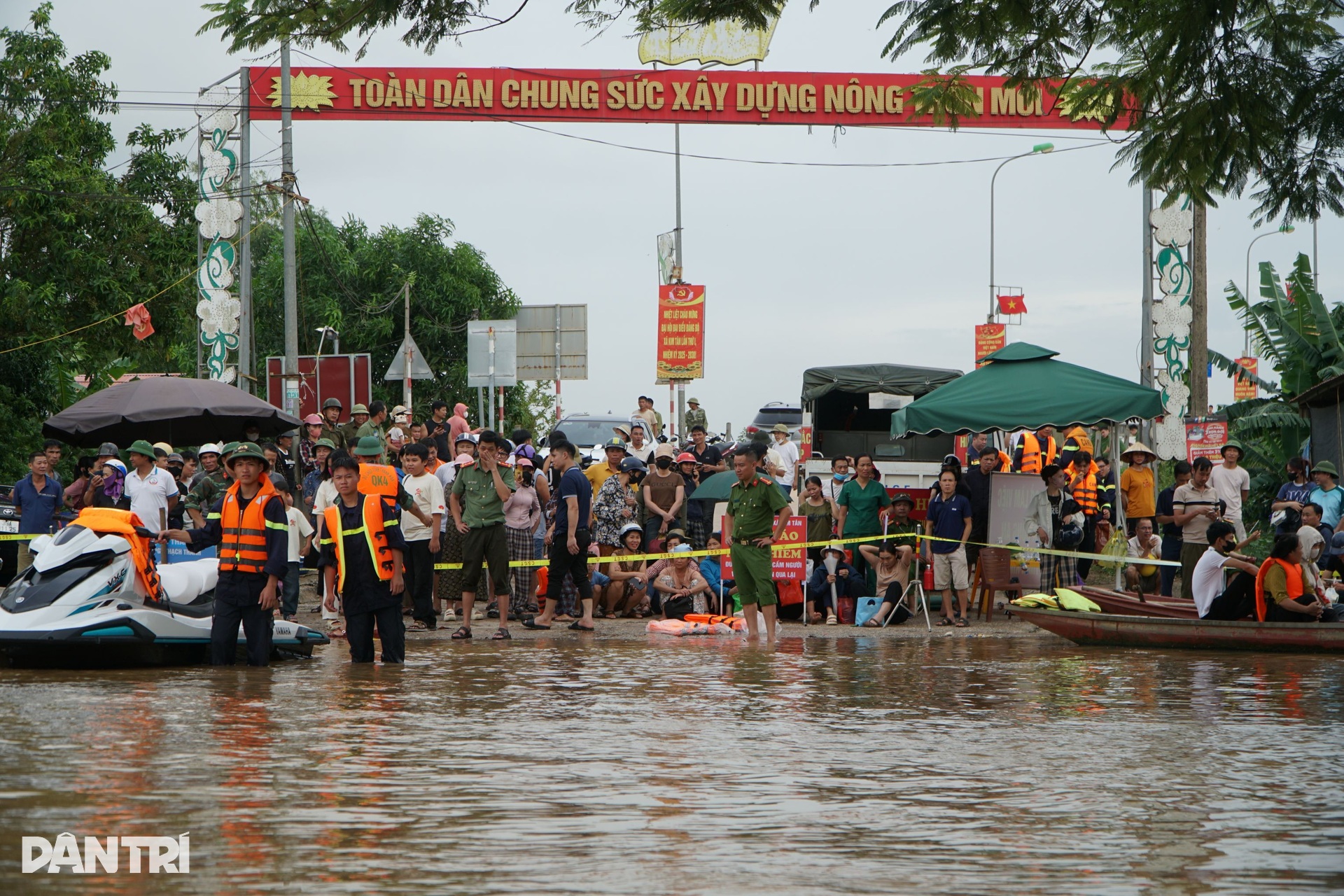 Nước tràn bờ đê, hàng nghìn hộ dân bị ngập sâu trong lũ - 14 Nước tràn bờ đê, hàng nghìn hộ dân bị ngập sâu trong lũ - 14