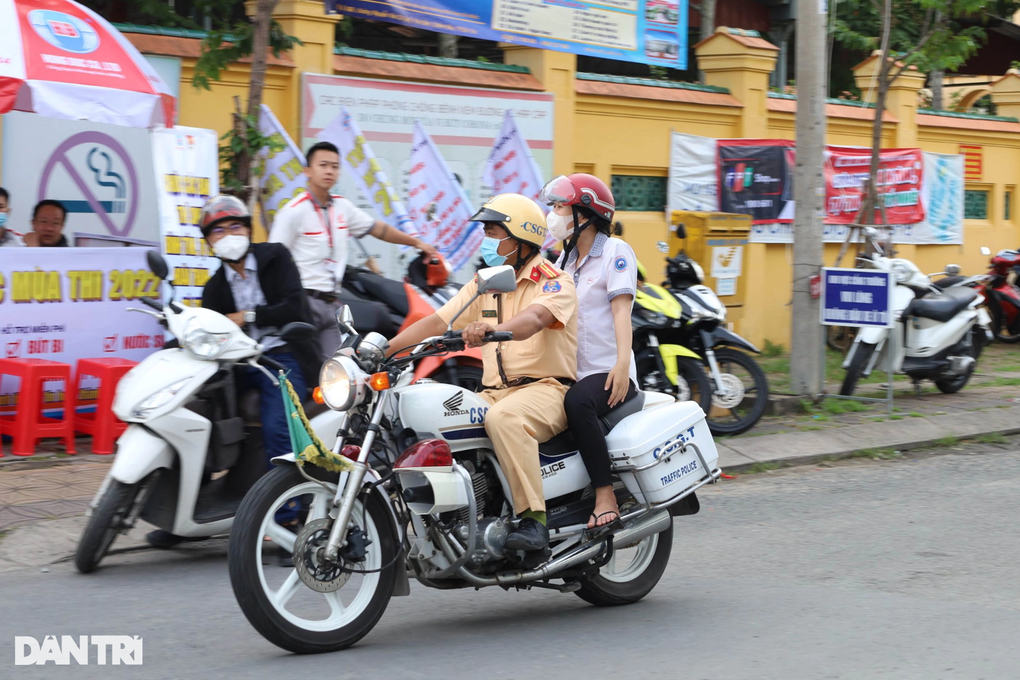 CSGT lái xe đặc chủng chạy hàng chục km chở thí sinh về nhà lấy giấy dự thi - 1 CSGT lái xe đặc chủng chạy hàng chục km chở thí sinh về nhà lấy giấy dự thi - 1