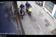 TPHCM: Táo tợn cướp giật điện thoại, xịt hơi cay vào mặt nạn nhân