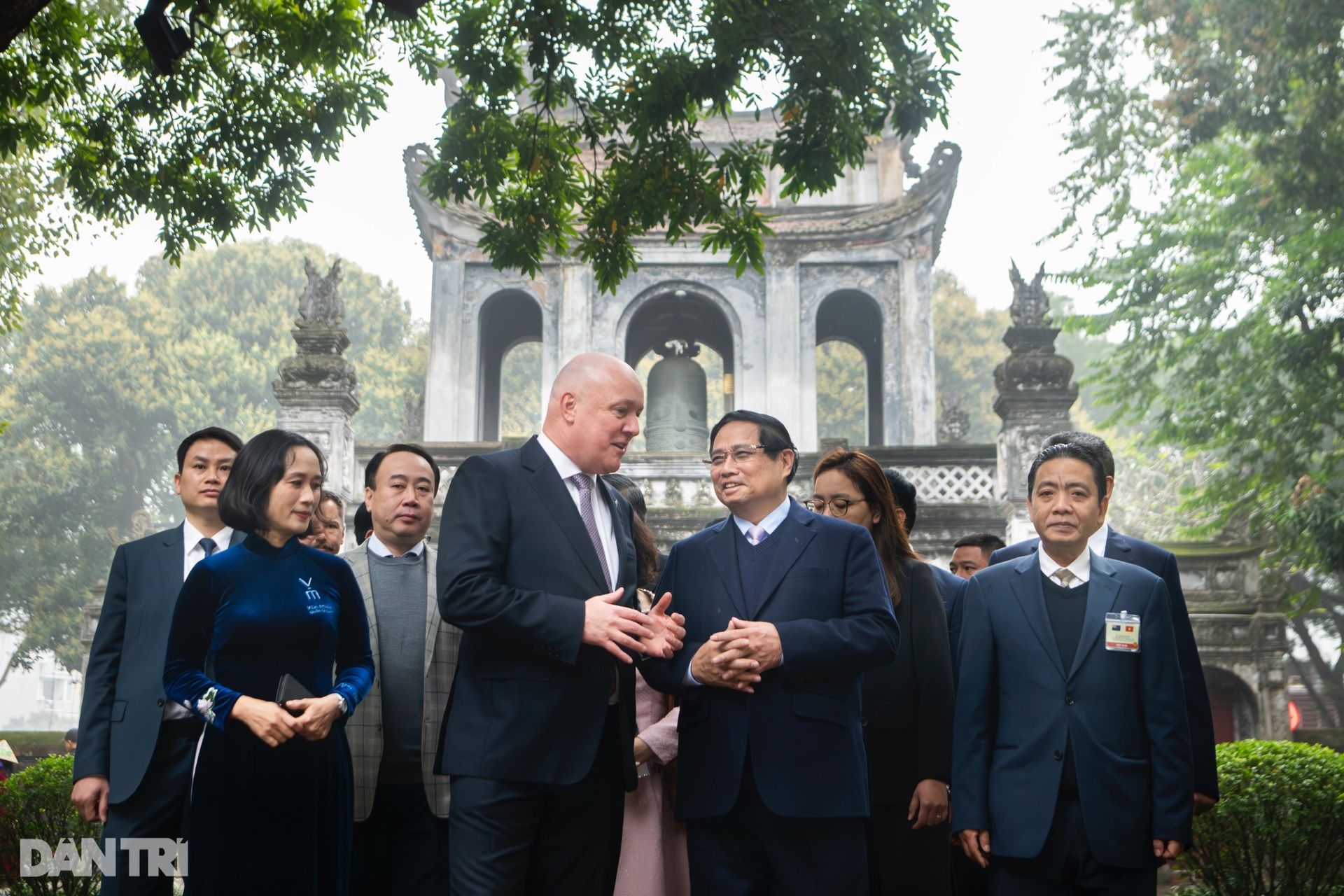 Hai Thủ tướng cùng trải nghiệm đánh đàn bầu tại Văn Miếu - Quốc Tử Giám - 1 Hai Thủ tướng cùng trải nghiệm đánh đàn bầu tại Văn Miếu - Quốc Tử Giám - 1