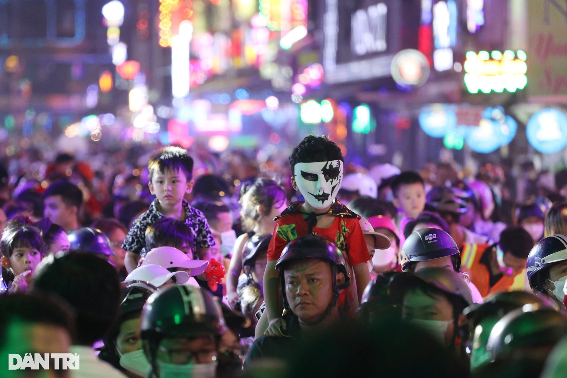 Ma quỷ dạo chơi khắp trung tâm TPHCM trong đêm Halloween - 5 Ma quỷ dạo chơi khắp trung tâm TPHCM trong đêm Halloween - 5