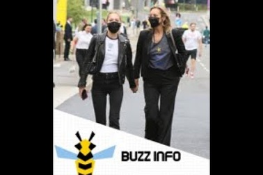 Kate Moss cùng con gái đi xem bóng đá