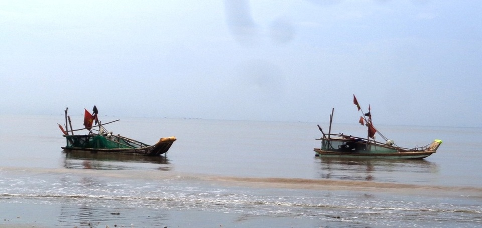Sóng đánh lật bè, con tử vong, bố mất tích trên biển - 1 Sóng đánh lật bè, con tử vong, bố mất tích trên biển - 1