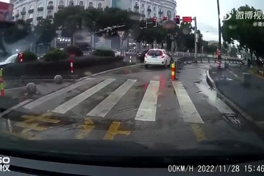 Xe Tesla phóng bạt mạng, gây tai nạn chết người