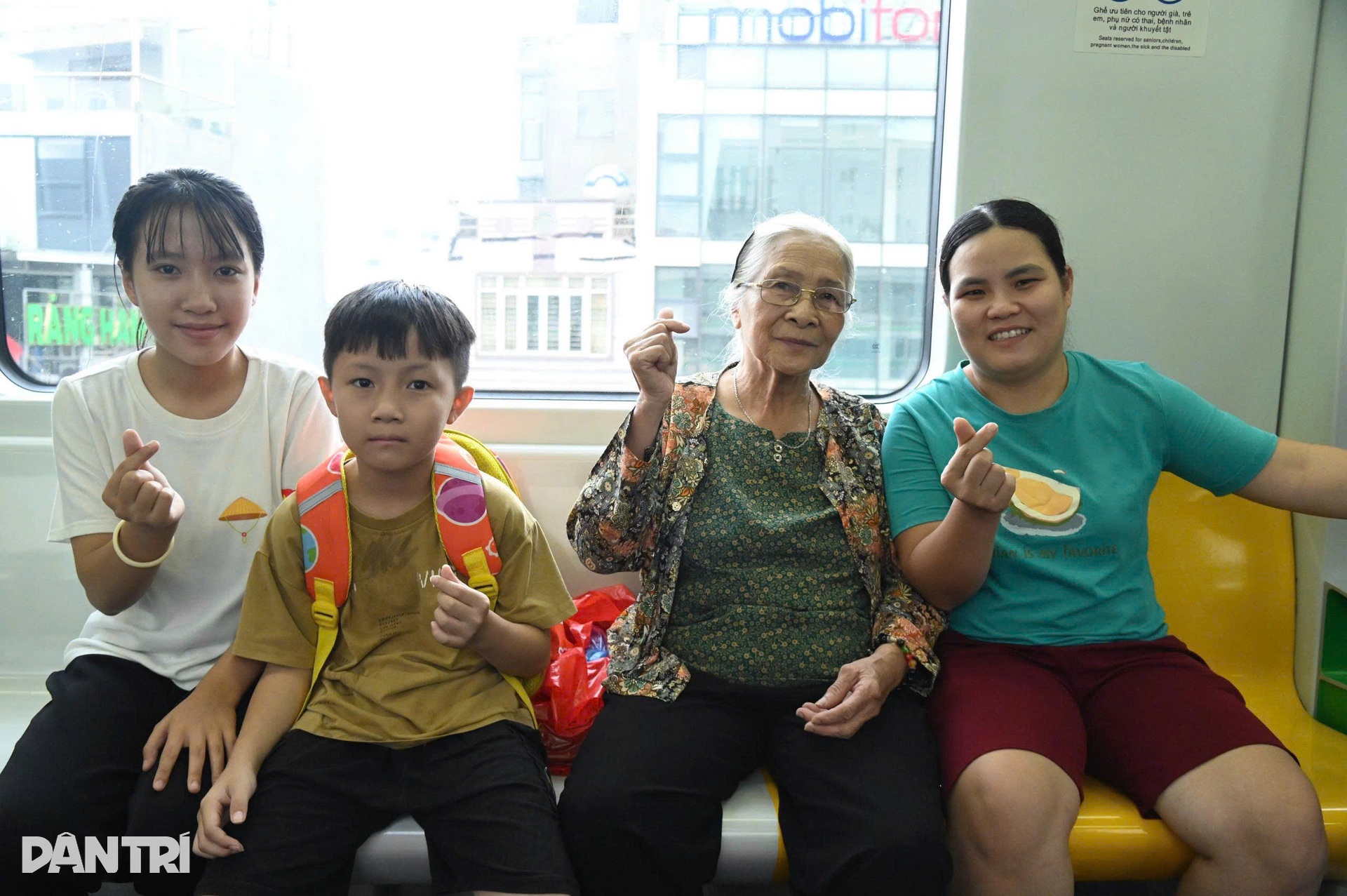 Những chuyến tàu rợp bóng cờ hoa, nặng nghĩa đồng bào - 12 Những chuyến tàu rợp bóng cờ hoa, nặng nghĩa đồng bào - 12