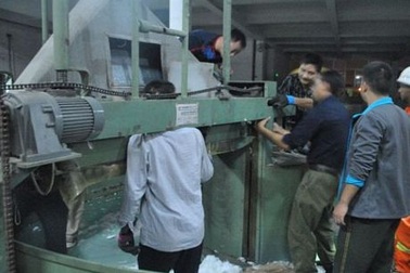 Sự cố hi hữu công nhân bị kẹt đầu trong máy dệt