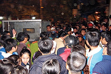 Bức xúc “bắt” vi phạm giao thông, người dân bao vây công an phường