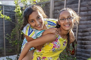 Cặp chị em sinh đôi 11 tuổi gốc Ấn thông minh hơn cả Einstein