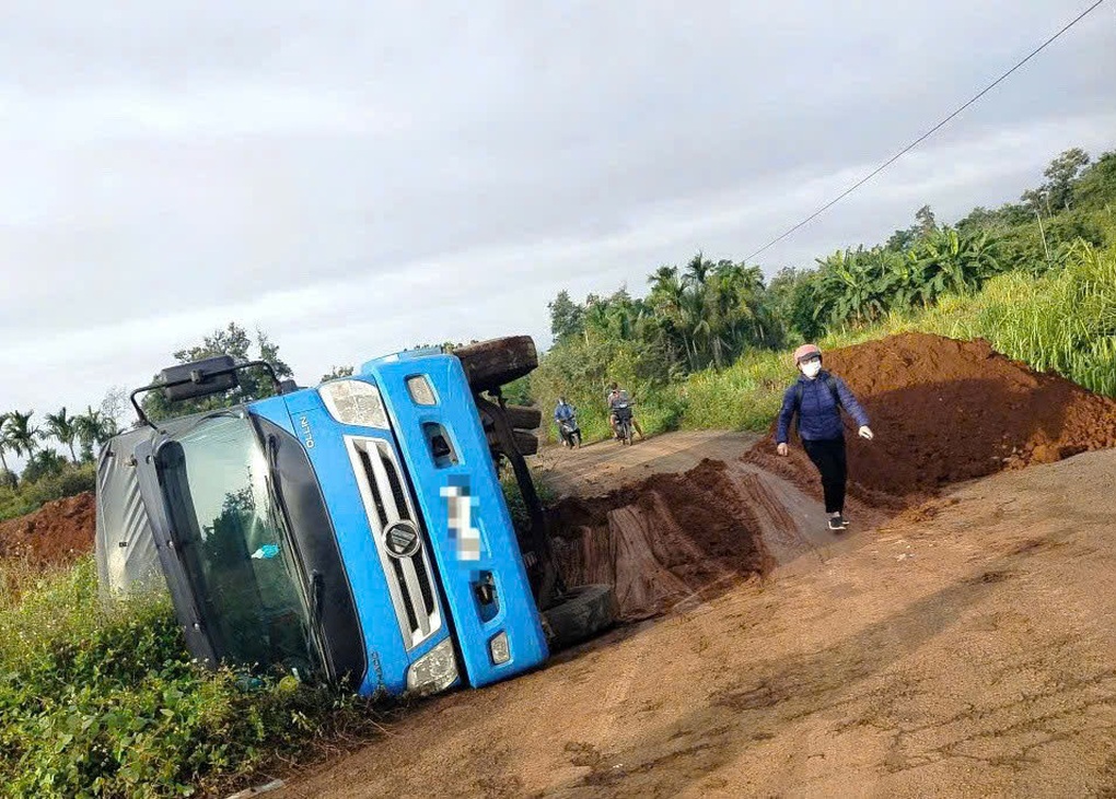 Đổ đất, cắm biển cấm đi vào đường đang thi công... người dân vẫn phớt lờ - 3 Đổ đất, cắm biển cấm đi vào đường đang thi công... người dân vẫn phớt lờ - 3