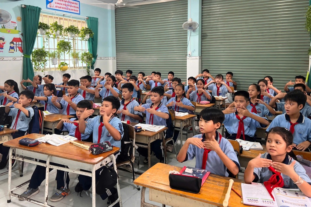 Phụ huynh mừng rớt nước mắt vì đầu năm chỉ phải đóng 99.000 đồng - 2 Phụ huynh mừng rớt nước mắt vì đầu năm chỉ phải đóng 99.000 đồng - 2