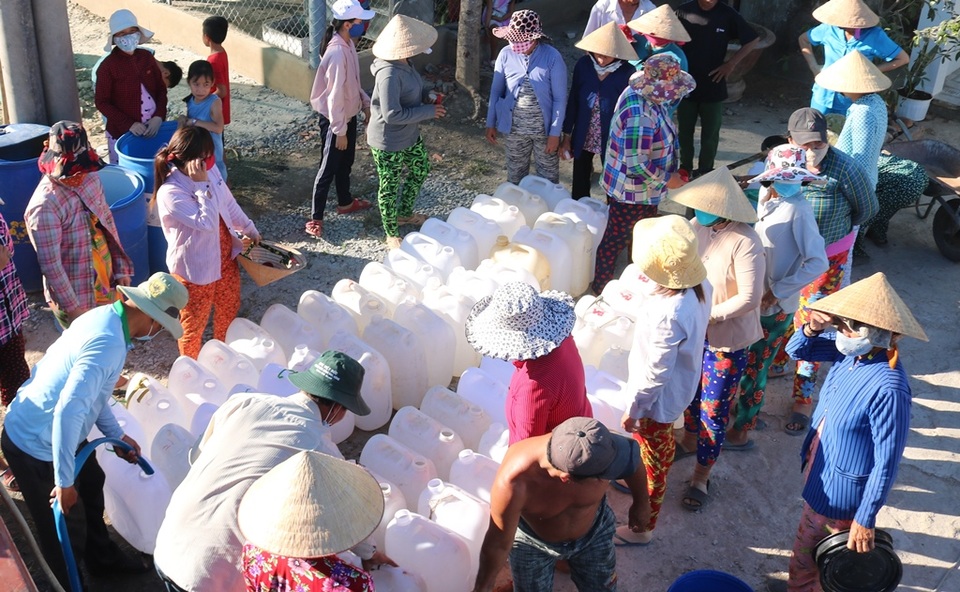 Những giọt nước nghĩa tình tại vùng hạn mặn khắc nghiệt lịch sử - 1 Những giọt nước nghĩa tình tại vùng hạn mặn khắc nghiệt lịch sử - 1