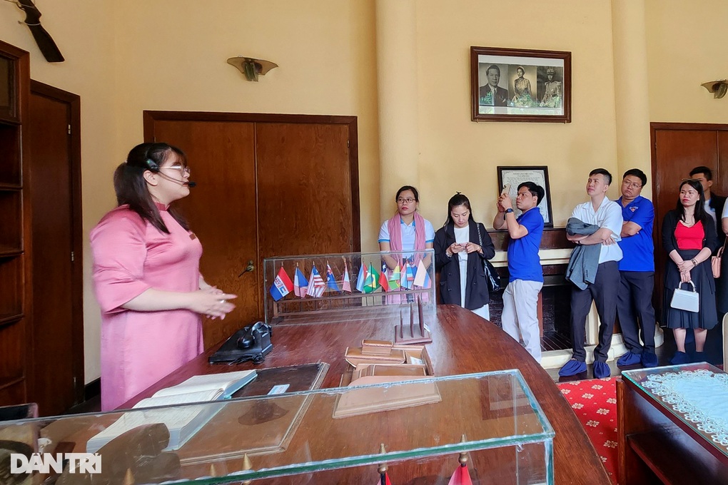 Hướng dẫn viên Hàn Quốc nói cha của vua Bảo Đại có 100 người con - 2 Hướng dẫn viên Hàn Quốc nói cha của vua Bảo Đại có 100 người con - 2
