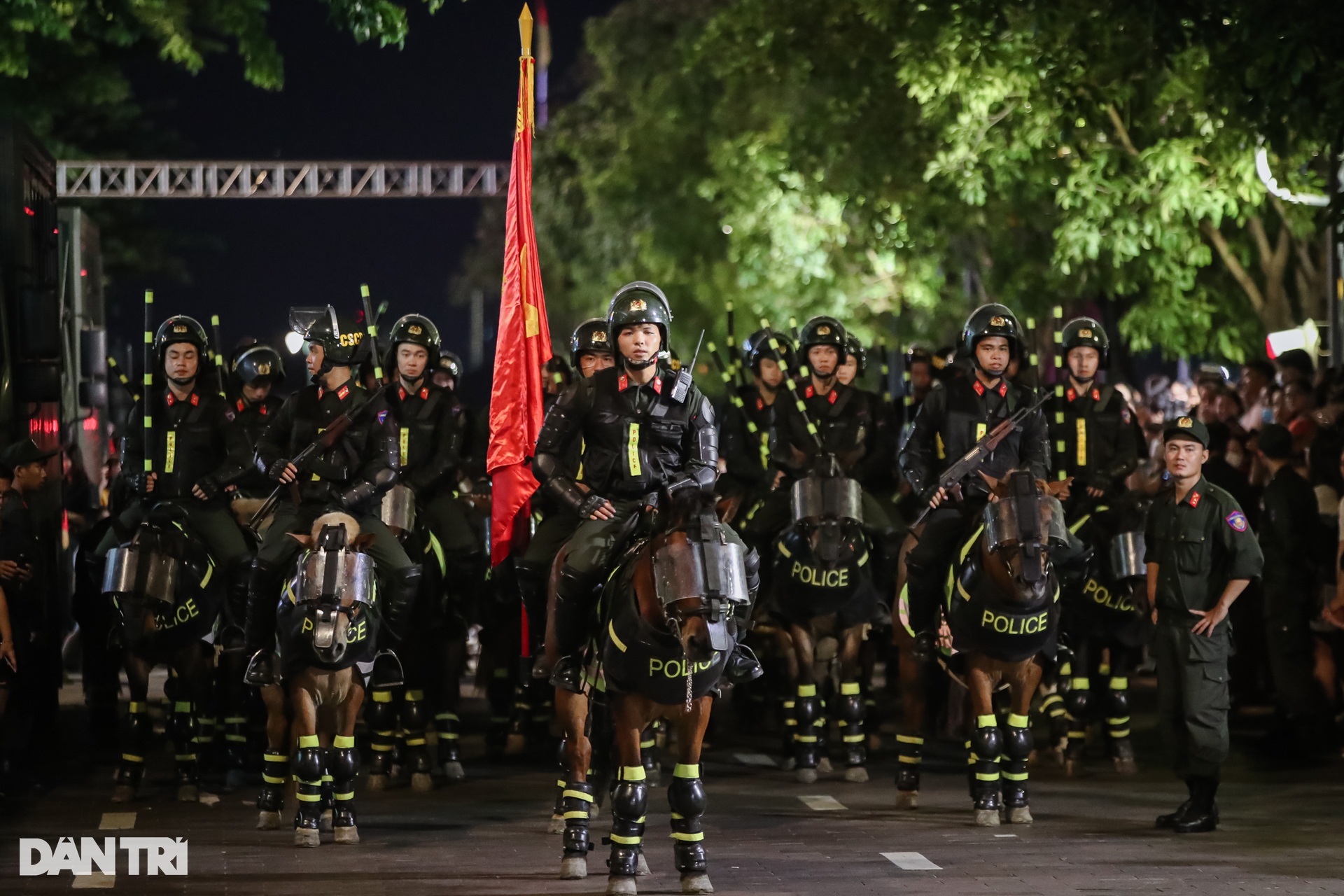 Biển người đổ về phố đi bộ Nguyễn Huệ xem diễu hành Kỵ binh - 6 Biển người đổ về phố đi bộ Nguyễn Huệ xem diễu hành Kỵ binh - 6