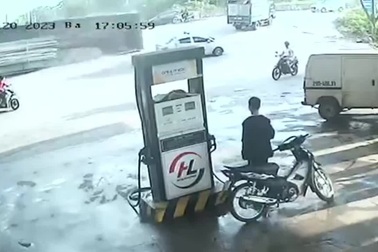 Xe container lật ngang gần trạm xăng, nhiều người kịp tránh bị đè bẹp