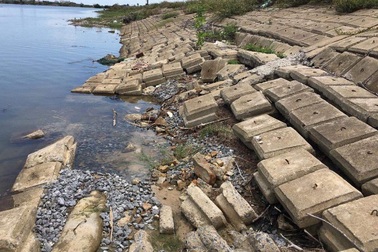 Quảng Bình:  Đê mới đầu tư xây dựng 5 năm đã xuống cấp nghiêm trọng!