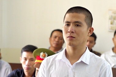 Thanh niên làng dùng ná thun bắn vỡ kính xe tải… bị lơ xe đâm chết