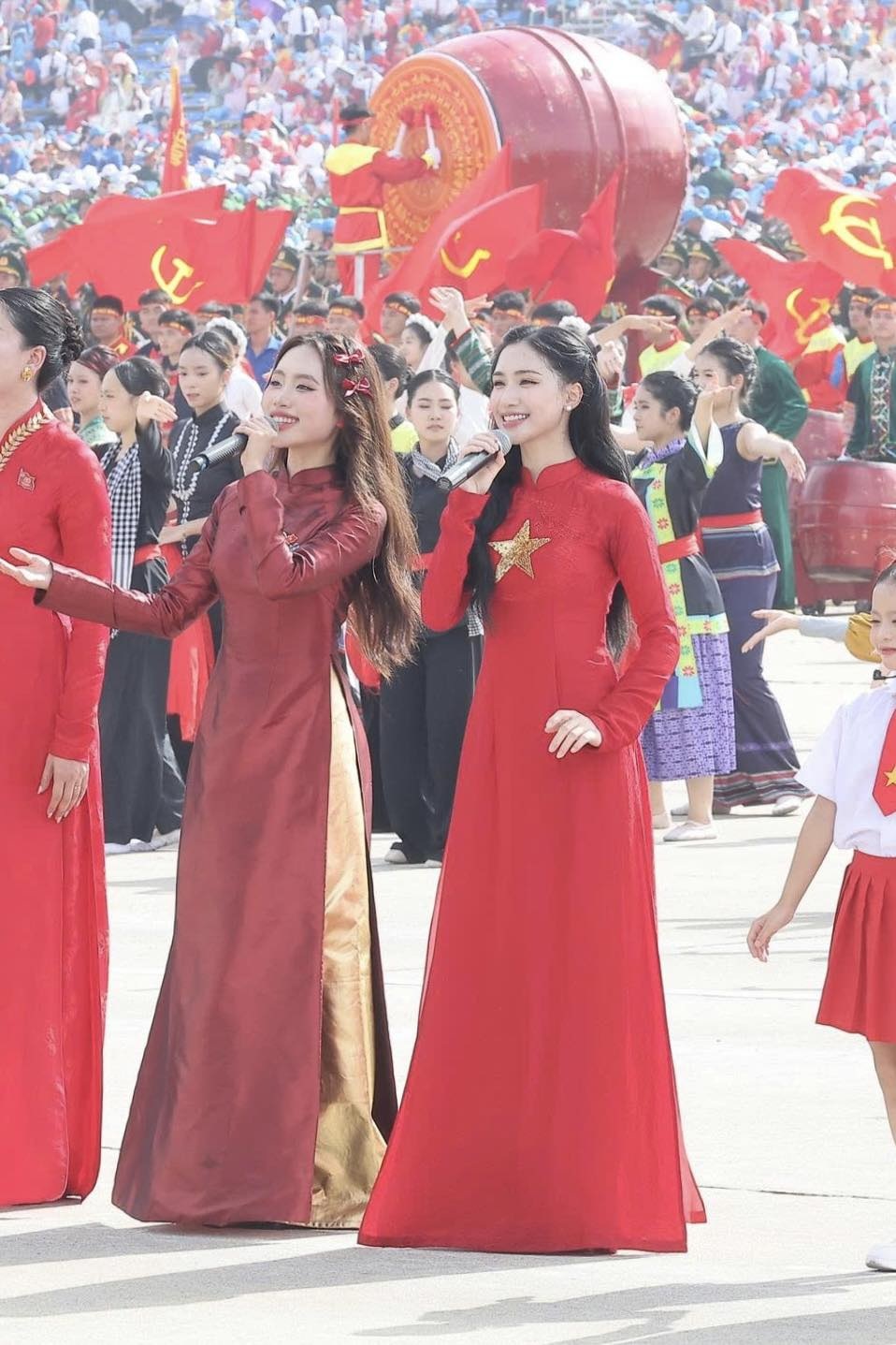 My Tam, Trang Phap, Hoa Minzy ແຂ່ງຂັນຄວາມງາມກັບ Ao Dai ເພື່ອສະເຫຼີມສະຫຼອງວັນຊາດ - 3 Mỹ Tâm, Trang Pháp, Hòa Minzy đọ sắc với áo dài mừng ngày Quốc khánh - 3